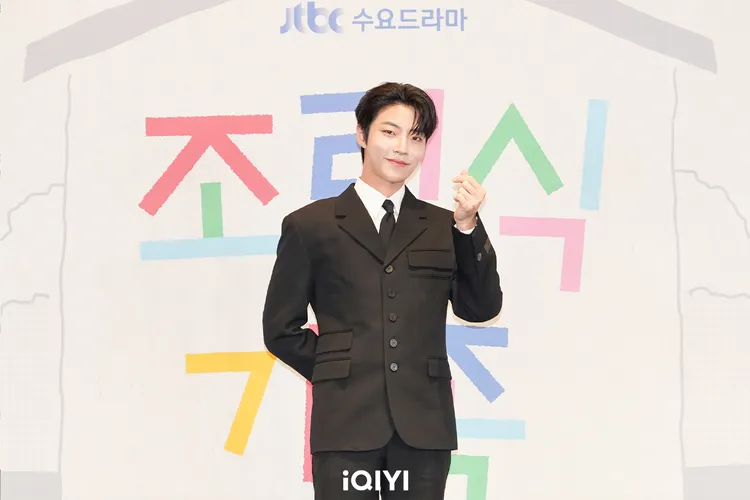 黃寅燁出道5年首度參與線下記者會，看到台下滿滿的媒體，難掩緊張情緒。愛奇藝國際站提供