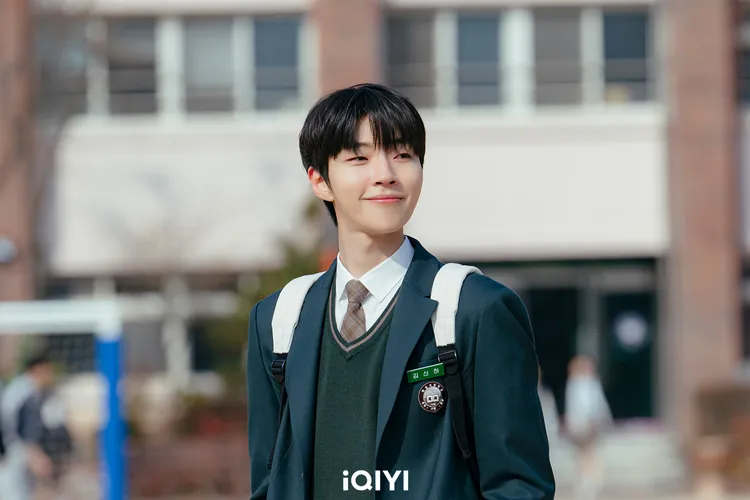 黃寅燁多部韓劇都穿制服，33歲的他表示只要劇情需要，不排斥再穿。愛奇藝國際站提供