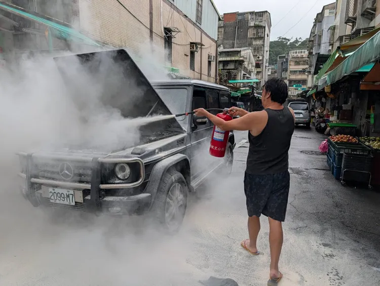 九孔拿滅火器噴火燒車。翻攝畫面