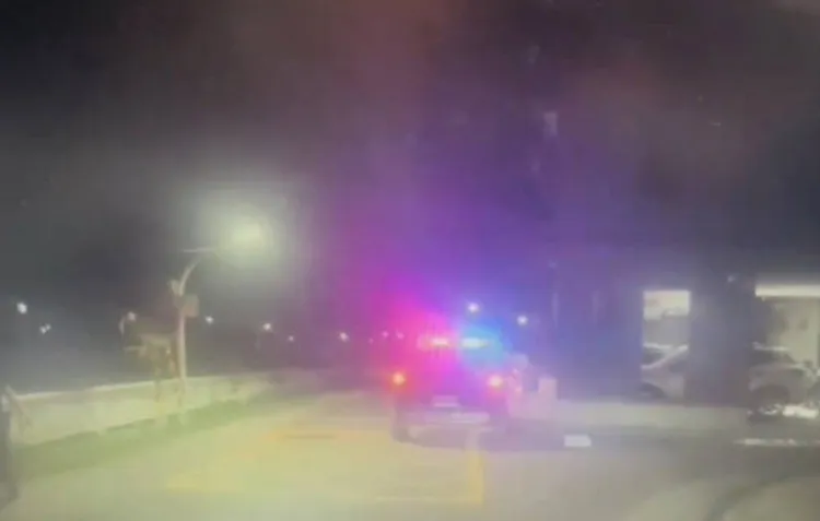 郭女產子後疑似將嬰兒帶到鳳山溪畔丟棄，警方找到男嬰已明顯死亡。翻攝照片