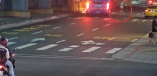 怪男颱風夜闖北市「清粥一條街」攔車叫囂 嘶吼片曝光!路人嚇到避讓