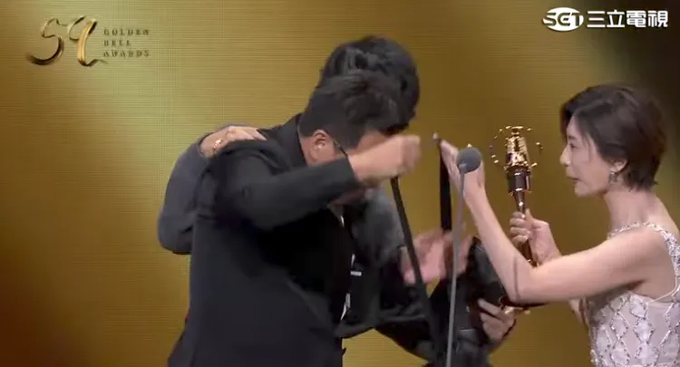 許肇任上台時，賈靜雯還協助他背包包，畫面搞笑。翻攝自三立YT