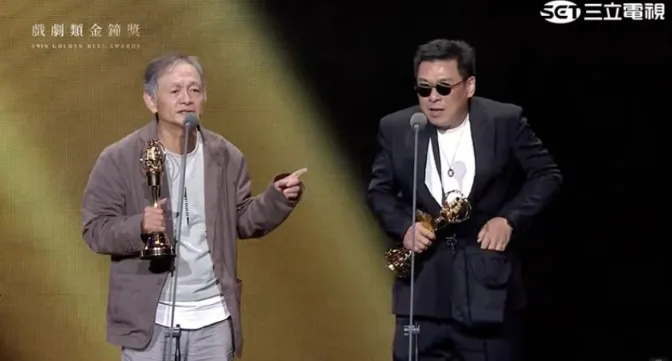 許肇任（右）把流浪行頭全帶上台，左為林志儒導演。翻攝三立YT