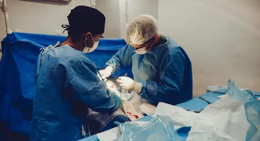 年輕人咳出血「肋骨被切掉6根」　醫師：為了救他的命