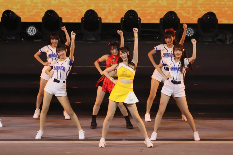 啦啦隊登台馬上炒熱全場氣氛。彭欣偉攝