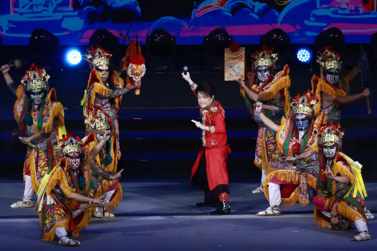 金曲歌王翁立友獻唱「我問天」，更邀現場觀眾齊喊「中華民國！生日快樂！」彭欣偉攝