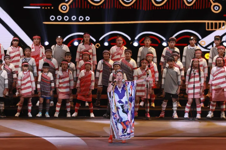 紀曉君以渾厚嗓音詮釋原住民歌曲，呈現台灣多元文化的共生共榮。彭欣偉攝