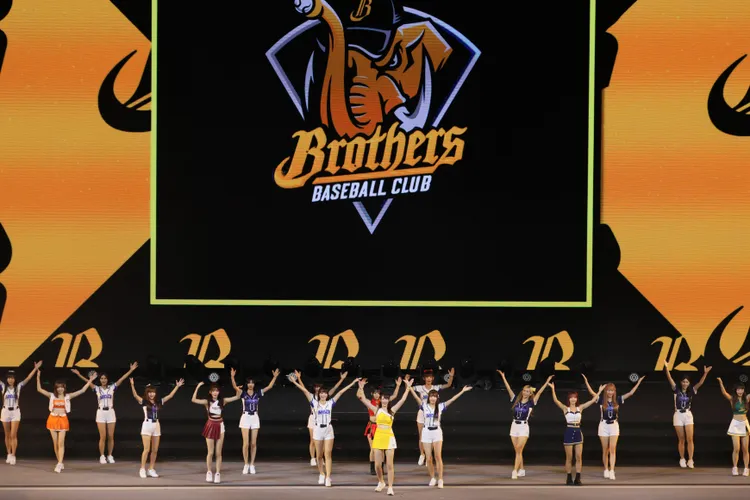 啦啦隊登國慶晚會表演，由職棒6隊、職籃9隊人氣成員組成。彭欣偉攝