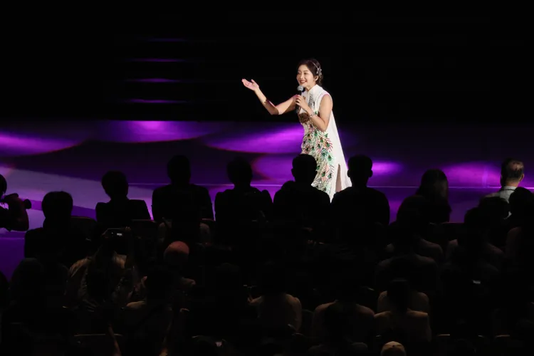 有小鄧麗君之稱的張瀞云獻唱「我只在乎你」、「月亮代表我的心」、「梅花」等經典歌曲。彭欣偉攝