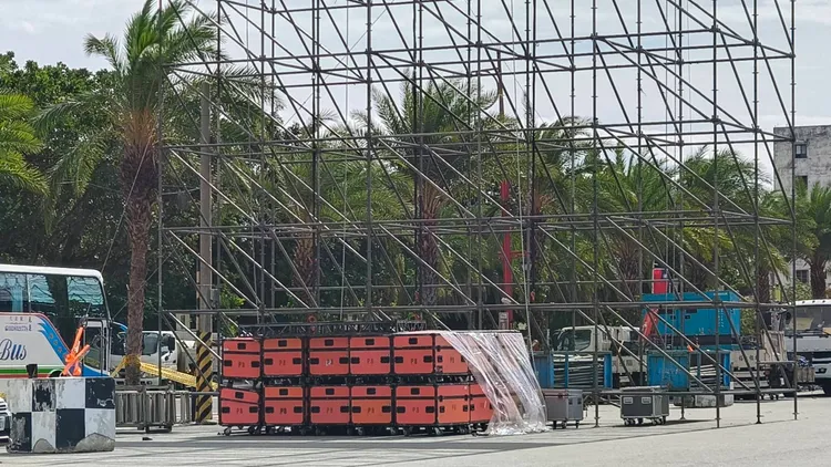 五月天在花蓮東大門公益演唱會舞台已搭建卻遇康芮颱風攪局。民眾提供