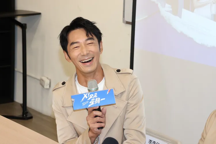 李李仁談到與阿Ken合作，笑得合不攏嘴。莊宗達攝影