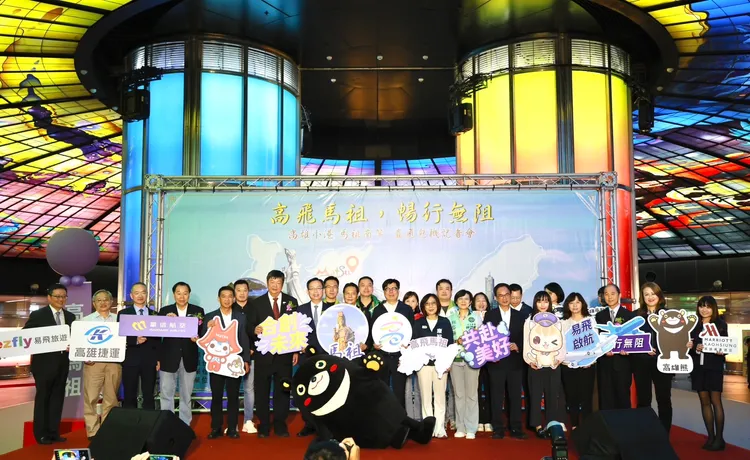 市長陳其邁與出席貴賓一同合影，並祝福在雙方合作之下，讓這條航線飛機班班客滿。市府提供