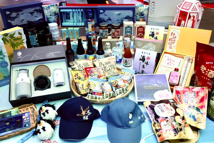 記者會現場展示多項馬祖特色美食，市長陳其邁與來賓一同品嘗。市府提供