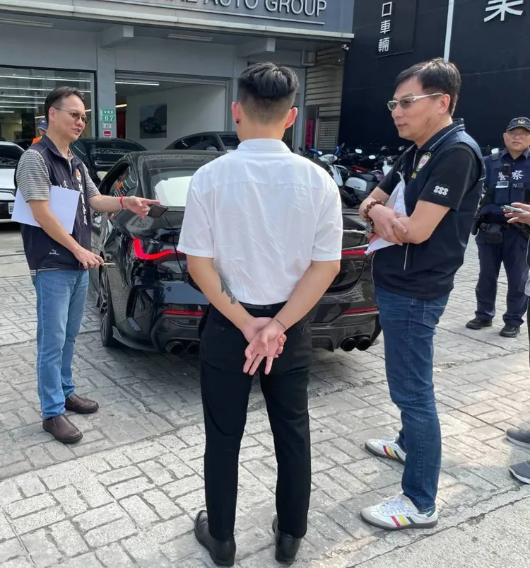 環保局噪音管制科長吳小萬、桃園分局交通組組長林健祥協同經發局、桃園監理站前往轄區車行做改裝源頭擴大查核輔導工作，宣導業者配合相關政策。警方提供