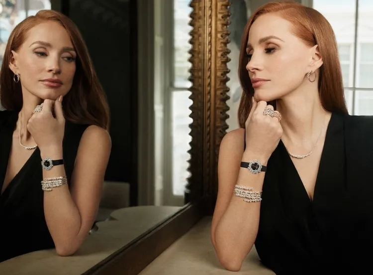 潔西卡雀絲坦戴上DAMIANI最新Mimosa含羞草系列鑽錶。品牌提供