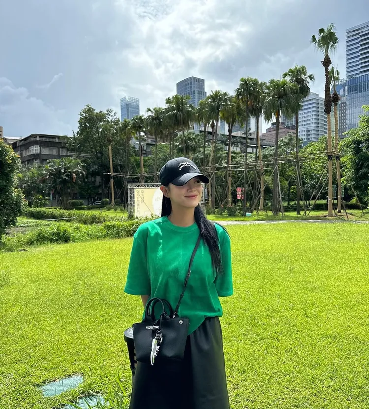 金世正以運動風造型搭配黑色Le Roseau包。翻攝金世正IG