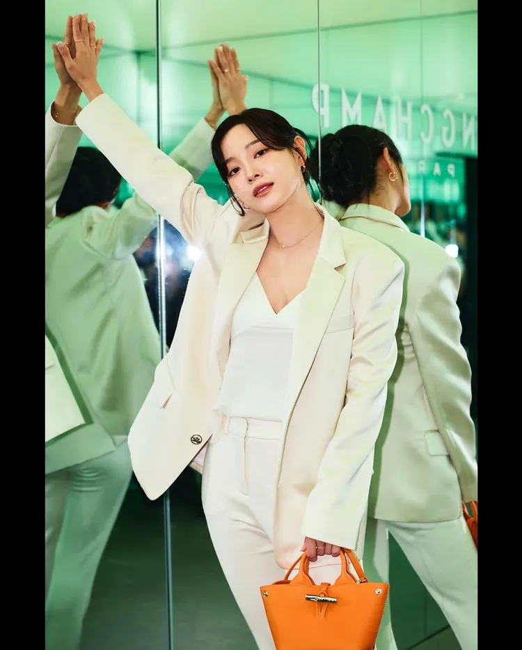 金世正換上正裝並搭配橘色Le Roseau包。翻攝金世正IG