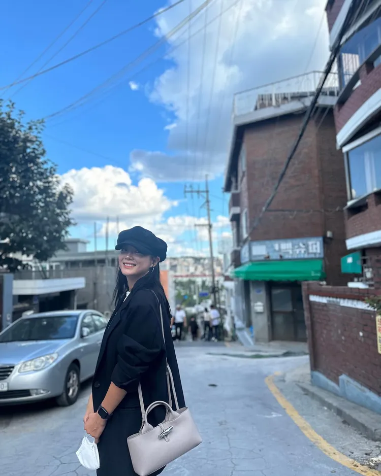 金世正演繹灰色Le Roseau手提包。翻攝金世正IG