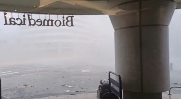 高雄市區目前仍是風強雨驟。讀者提供