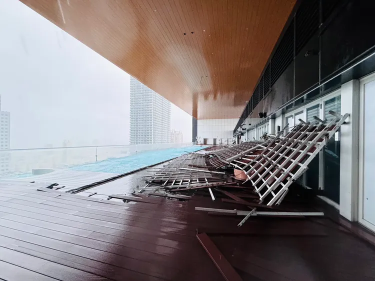 高雄承億飯店無邊際泳池成「海波浪」、木地板全毀。讀者提供