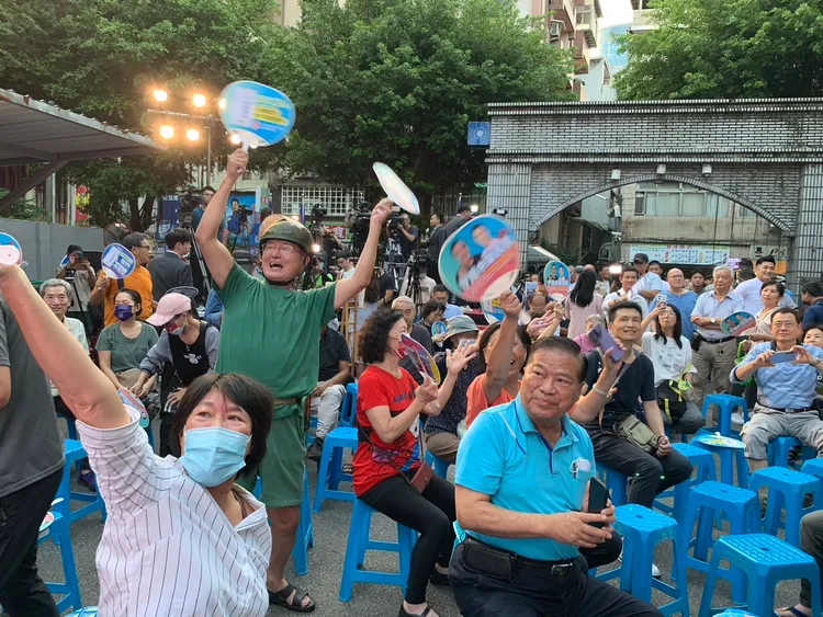 謝國樑支持者揮舞扇子歡呼。記者葉先鵬攝影