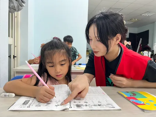 SWAG主播偏鄉獻愛心 暖心陪讀做公益再捐10萬善款助學童課輔教室