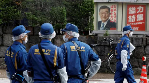 日本首相官邸前遭衝撞 犯嫌著防護服疑有備而來