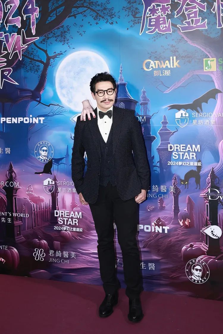 品冠裝扮成《阿達一族》中的爸爸高魔子。彭欣偉攝