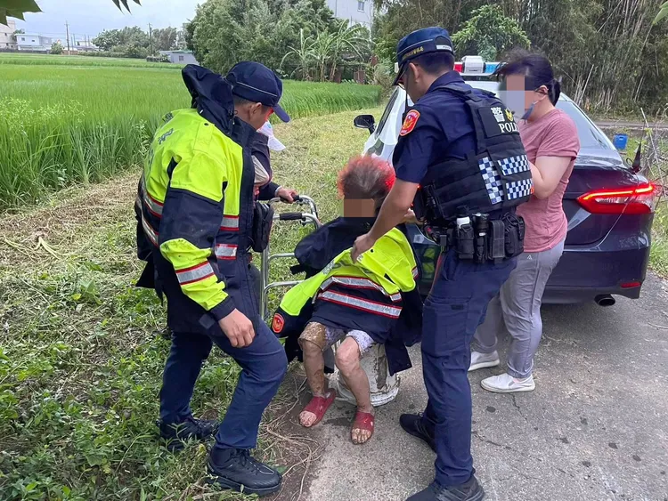 警方將老婦人扶至路邊。大園警分局提供