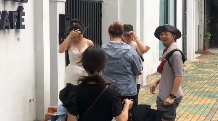 伴隨間歇風勢，新人與拍攝團隊都顯得有些狼狽。民眾提供