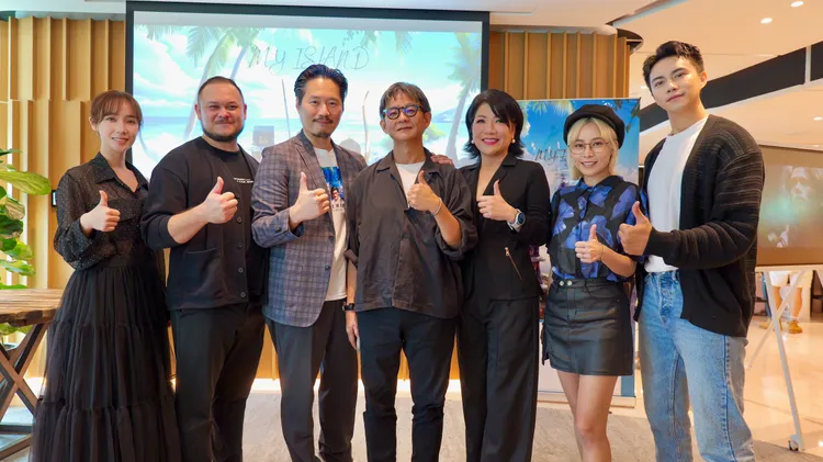 小薫（左起）、荷蘭導演邁克費爾德斯特拉、製片人江秉承、導演曹瑞原、製片人黃逸凡、陳曼青及潘君侖一起合影。 主導文創提供