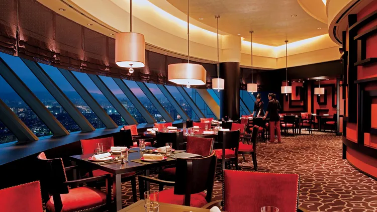 上海醉月樓擁有多間包廂俯瞰高樓城市美景，中式桌菜每桌2萬5888+10%元起。業者提供