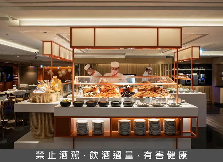 遠東Café自助餐平日與週末20人以上團體聚餐享8折優惠，並加贈紅酒兩瓶，每多10人再加贈一瓶紅酒。業者提供