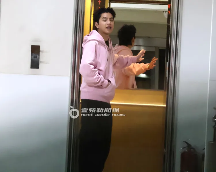 王大陸問候記者「颱風天還要上班啊」。特勤中心攝