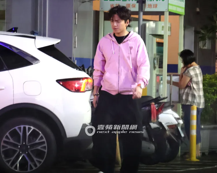 粉嫩嫩的王大陸到加油站借廁所，但看起來心事重重。特親中心攝