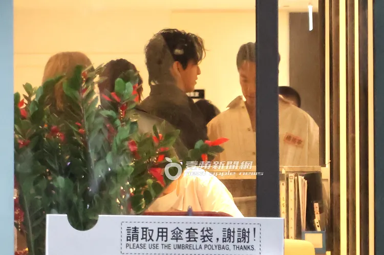 王大陸（左）和楊祐寧在颱風天工作，2人相互聊天打氣。特勤中心攝