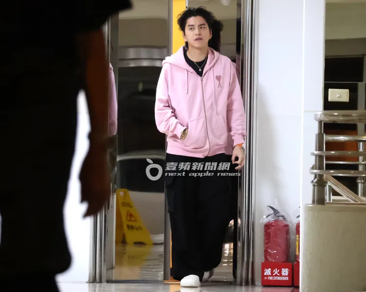 王大陸颱風天戴上髮箍等電梯上樓。特勤中心攝