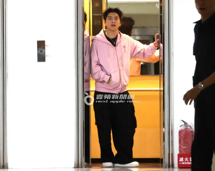 王大陸站在電梯內擺pose。特勤中心攝