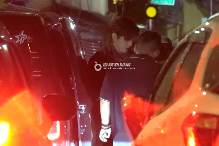 王大陸下車進行另一個工作行程。特勤中心攝