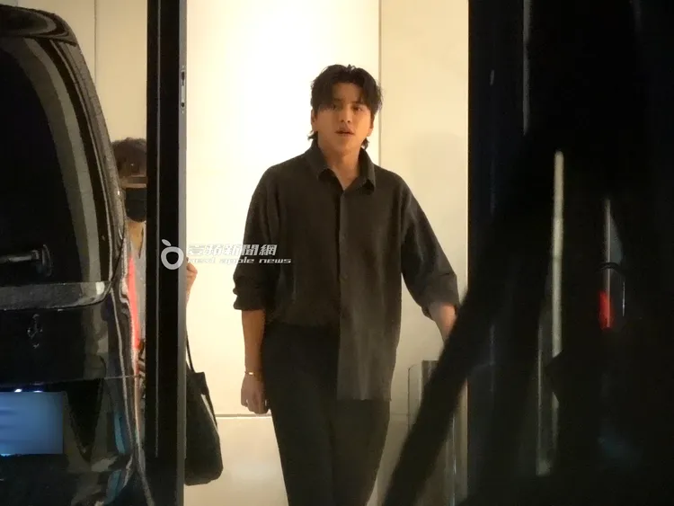 颱風天錄影結束，王大陸換上一身黑衣走出來。特勤中心攝