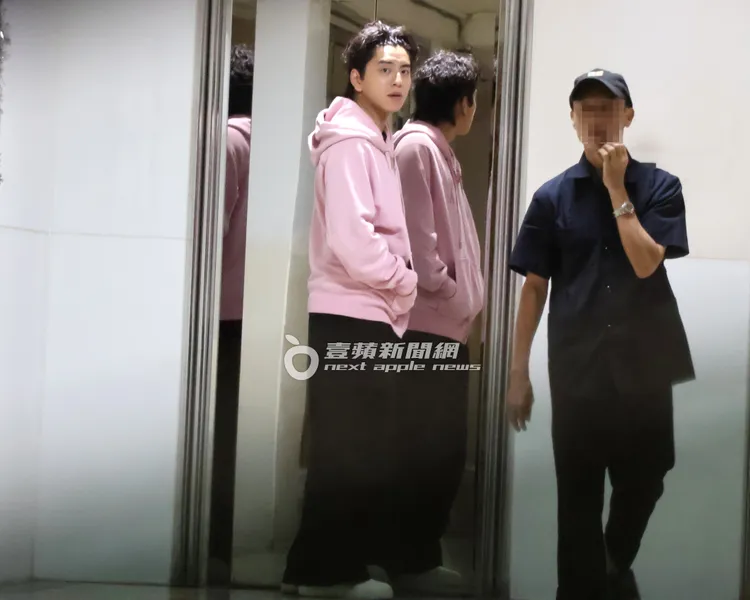 王大陸回家前戴上髮箍。特勤中心攝