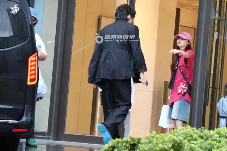 王大陸山陀兒颱風天依然帥氣到南港攝影棚錄小S節目。特勤中心攝