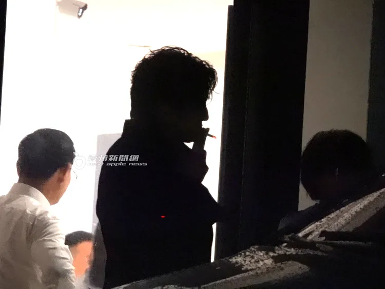 身為老菸槍的王大陸，抽菸很老練。特勤中心攝