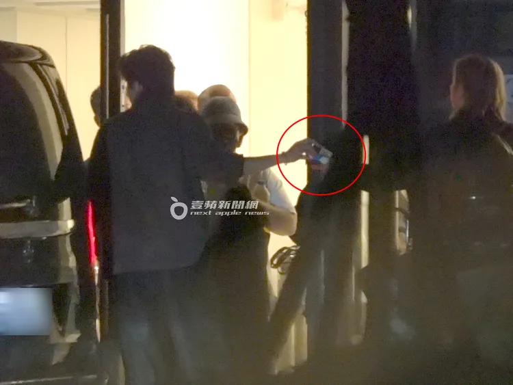 王大陸伸手向助理拿菸抽。特勤中心攝