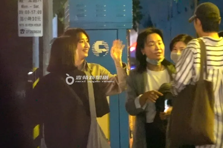 柯佳嬿（左）歸心似箭，開心與工作人員道別收工。特勤中心攝