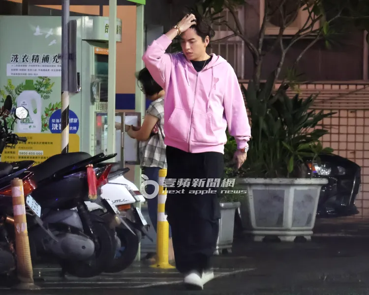 王大陸用手撥頭髮，彷彿在拍洗髮精廣告。特勤中心攝