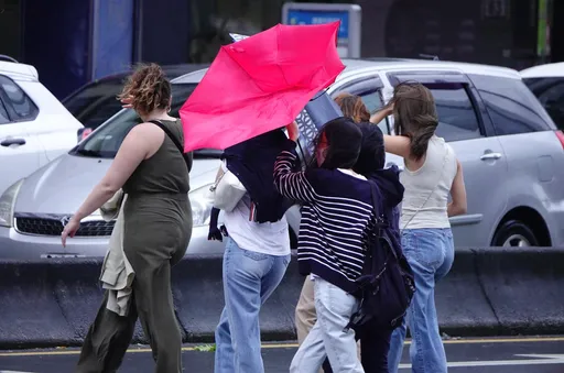宜蘭升級「大豪雨」!雨彈襲北北基 潭美颱風+東北季風夾擊風雨劇烈