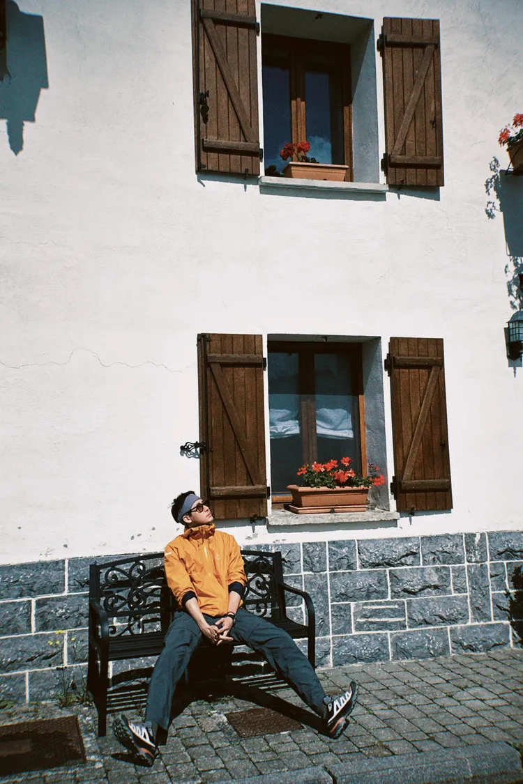 李玉璽將機能型外套層疊搭配灰棕配色X ULTRA 360 GTX低筒登山鞋。品牌提供