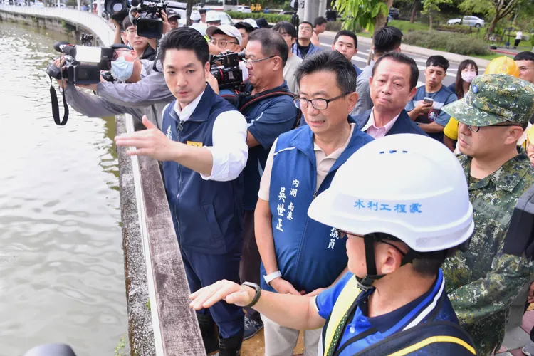 網友瘋狂敲碗「最帥市長」放颱風假，蔣萬安回應要回歸專業。北市府提供