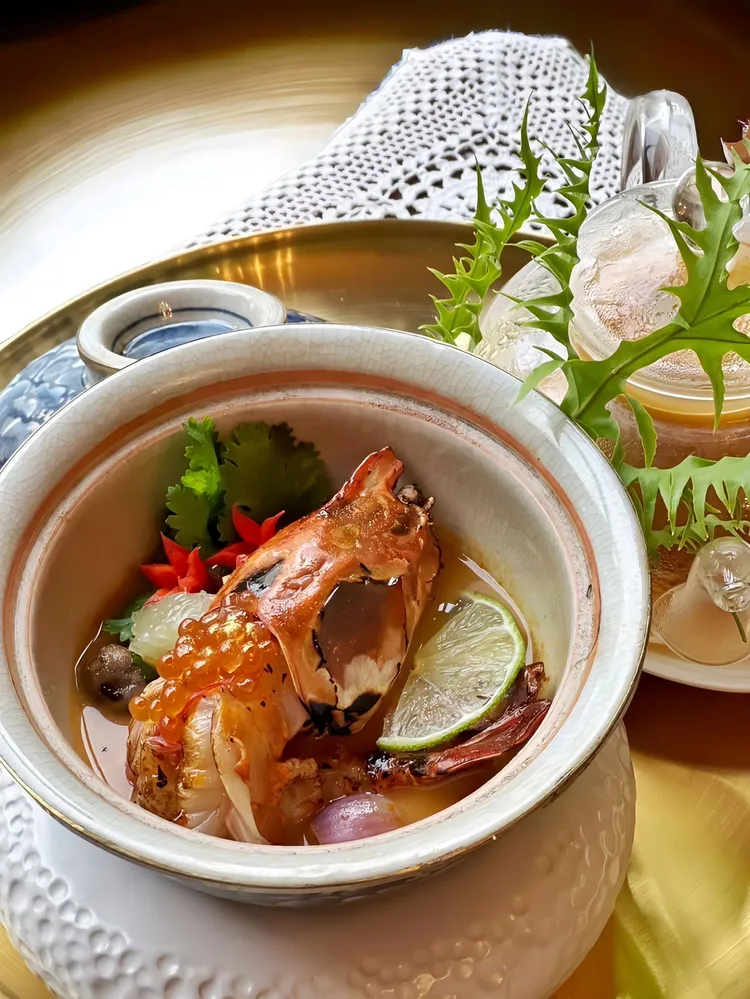 香檳茸酸辣胭脂蝦湯。業者提供